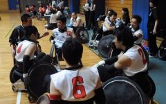 横濱義塾ベンチ前＝08年5月横浜ラポール／写真：吉村もと