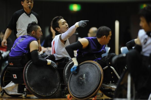 BLITZの守備陣に取り囲まれる横濱義塾のエース藤嶋／写真：吉村もと