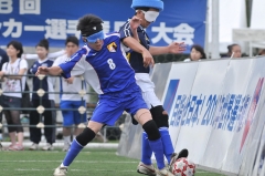 激しく競り合うラッキーストライカーズ福岡の三原とAvanzare田村修也＝決勝戦