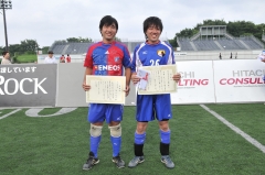 FC東京賞を受賞した落合啓士（左）、MVPに輝いた田村友一