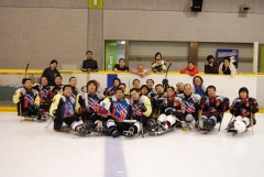 最終戦を終え、笑顔で写真におさまる東京と北海道・八戸連合の選手たち