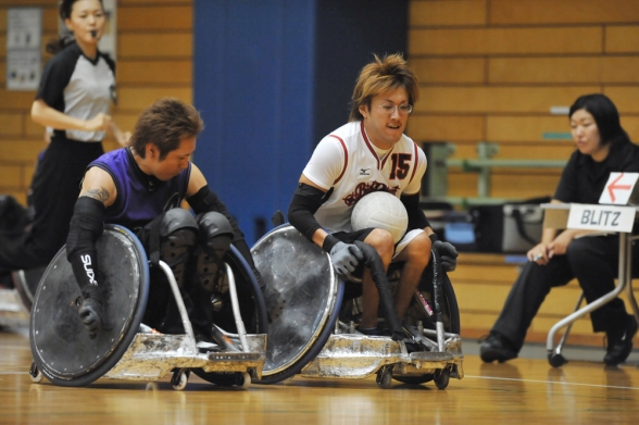 日本のエース島川（BLITZ＝写真左）と北海道の新人、池崎によるタックルの応戦が大会を沸かせた東日本リーグ