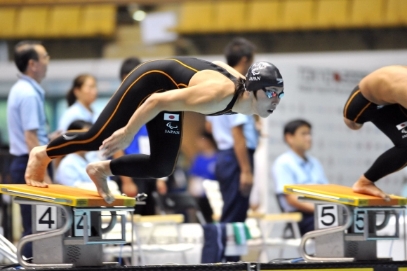 山田選手のスタート、12日＝東京辰己国際水泳場